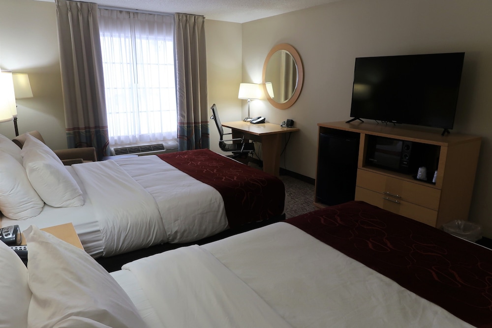 Room, 2 Queen Beds, Non Smoking (Upgrade) - Photo 5