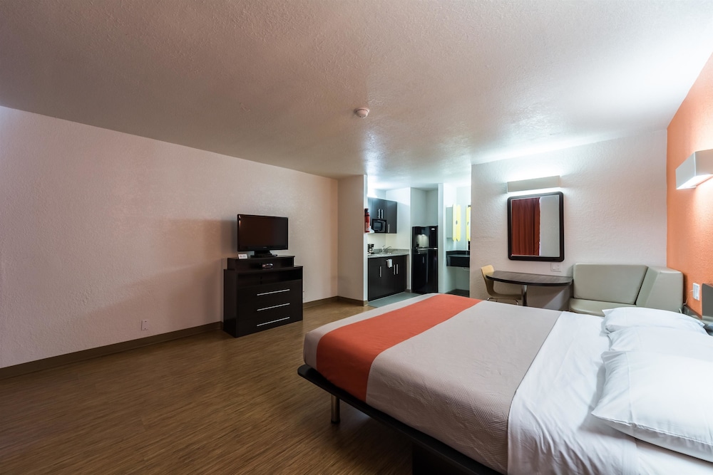 Standard Room, 1 King Bed, Non Smoking, Kitchenette - Photo 4