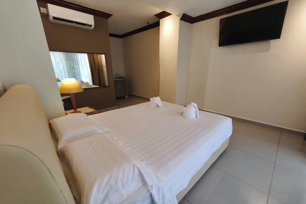 Deluxe Room, Pool View photo 2