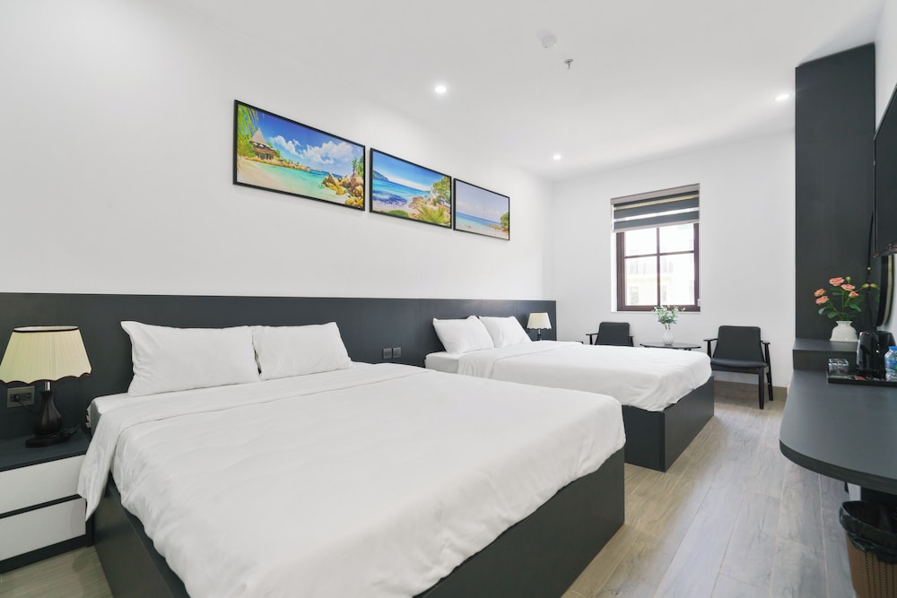 Superior Quadruple Room, City View