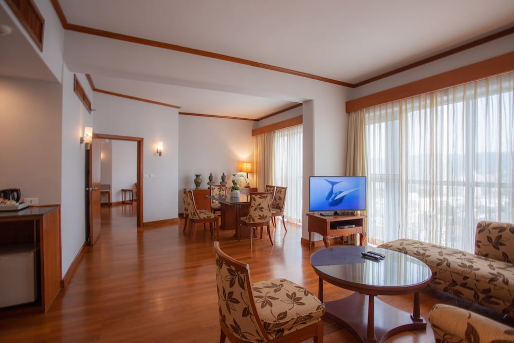 Executive Suite, 2 Bedrooms, Non Smoking, Partial Sea View photo 2