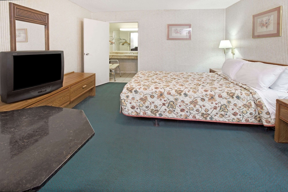 Room, 1 King Bed photo 3