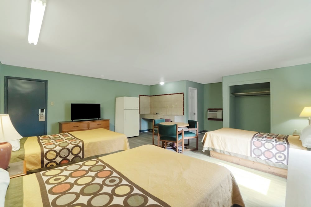 Room (3 Queen Beds)