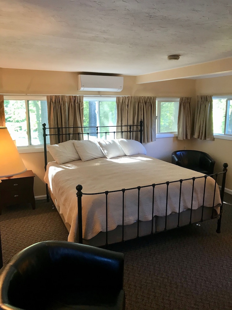 Superior Room, 1 King Bed, Refrigerator & Microwave, River View