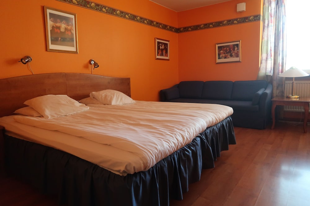 Economy Double Room, 1 Bedroom (Some noise due to club) photo 3