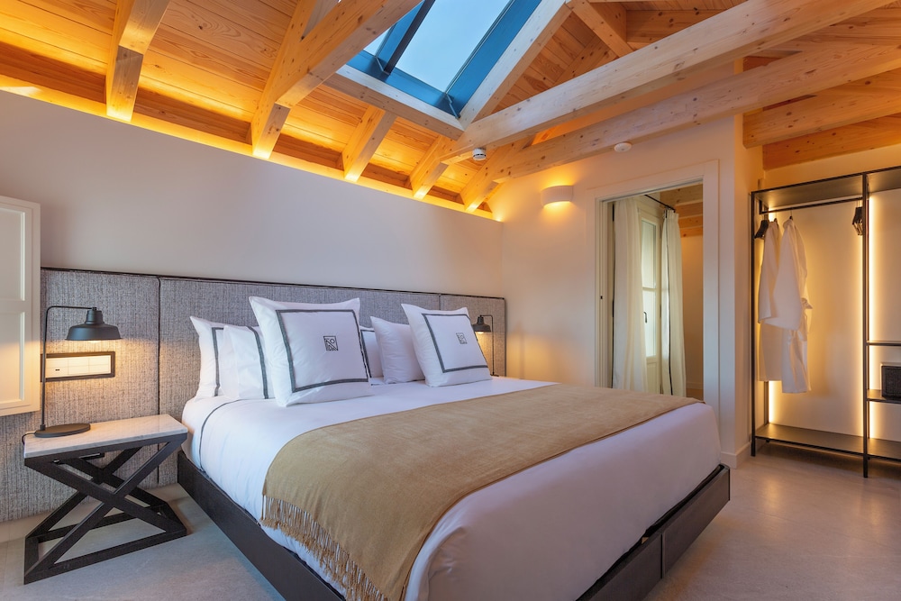 Signature Suite - Photo 2