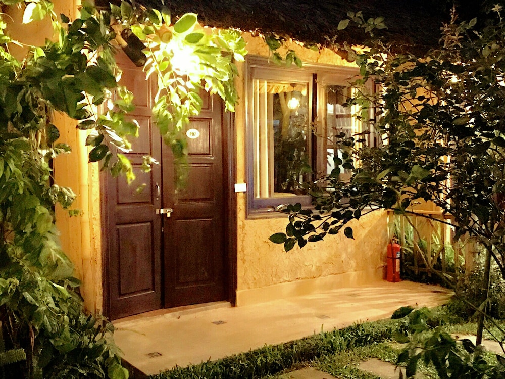 Signature Bungalow, 1 King Bed, Garden View, Garden Area photo 2