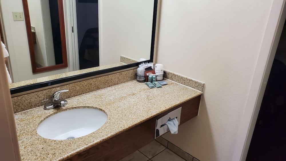 Family Suite, Multiple Beds, Non Smoking, Refrigerator & Microwave photo 3