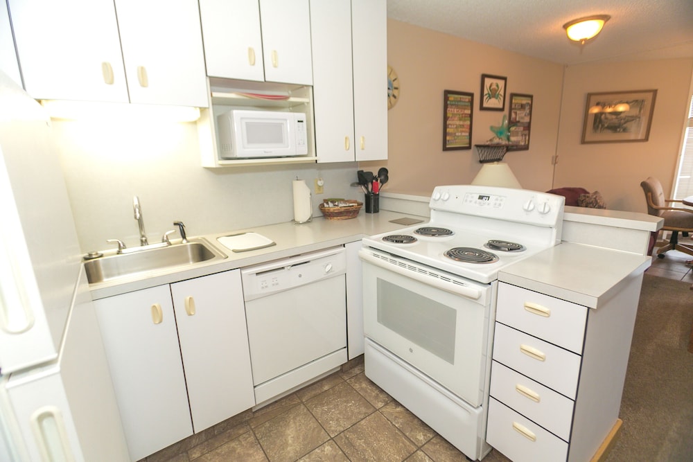 Signature Room, 1 King Bed with Sofa bed, Kitchen, Pool View (1 Bedroom Unit- Room 211-Pet Friendly) - Photo 2