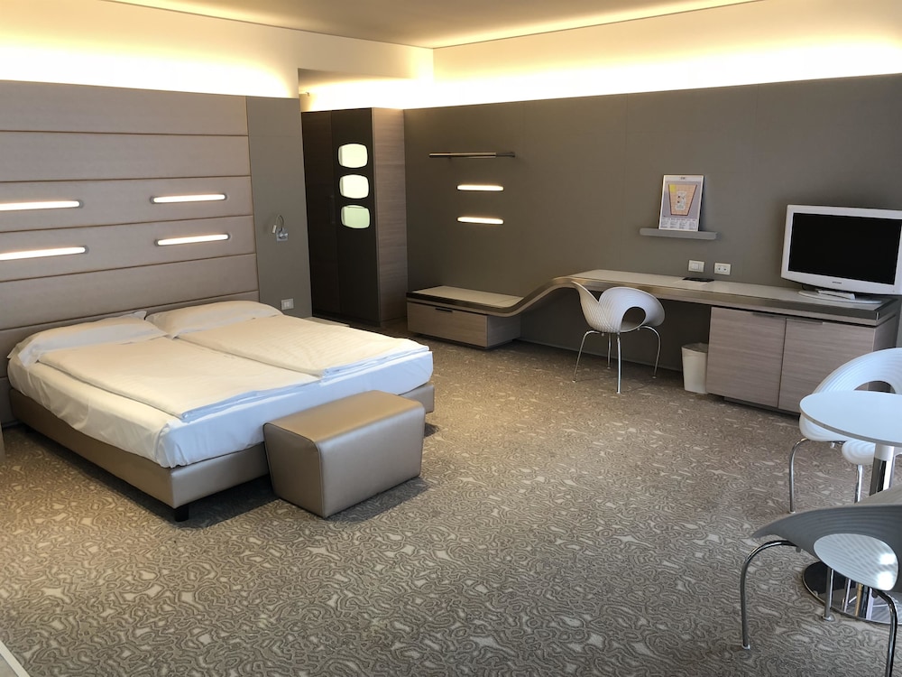 Deluxe Room, 1 King Bed, Non Smoking - Photo 2