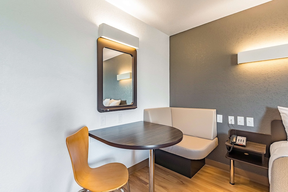 Deluxe Suite, 2 Queen Beds, Non Smoking, Kitchenette - Photo 1