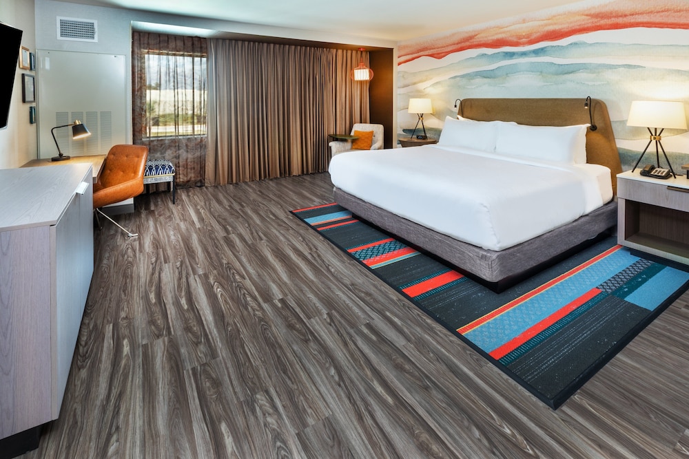 Room, 1 King Bed, Accessible, Lake View (Communications)