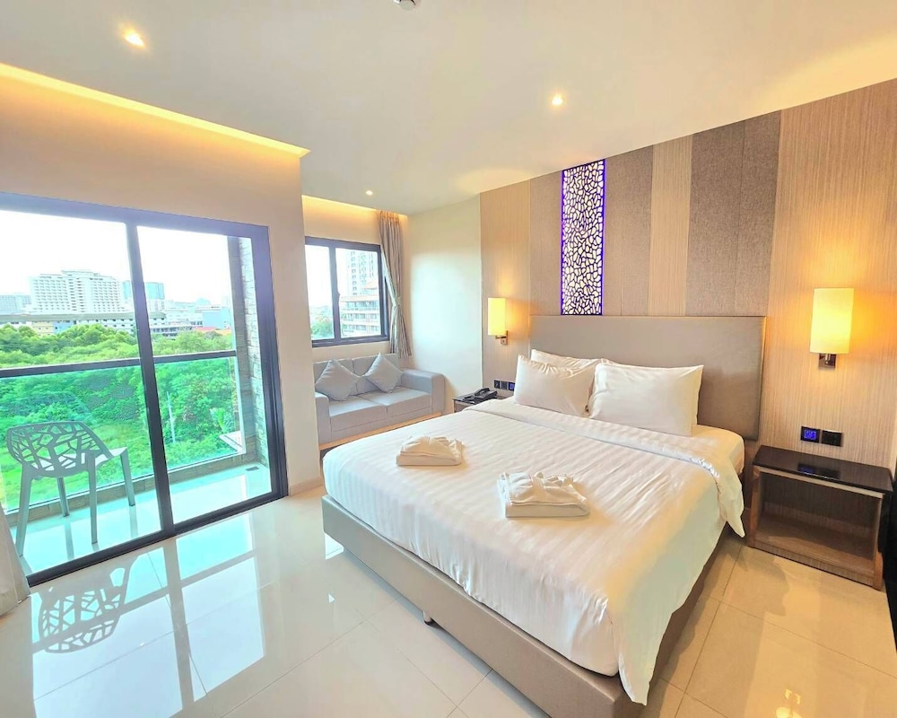 Grand Family Suite with Balcony - Photo 6