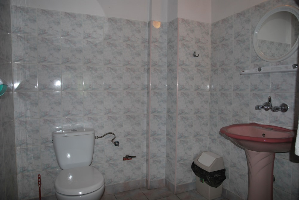 Economy Room, 3 Twin Beds, Private Bathroom, Ground Floor photo 3