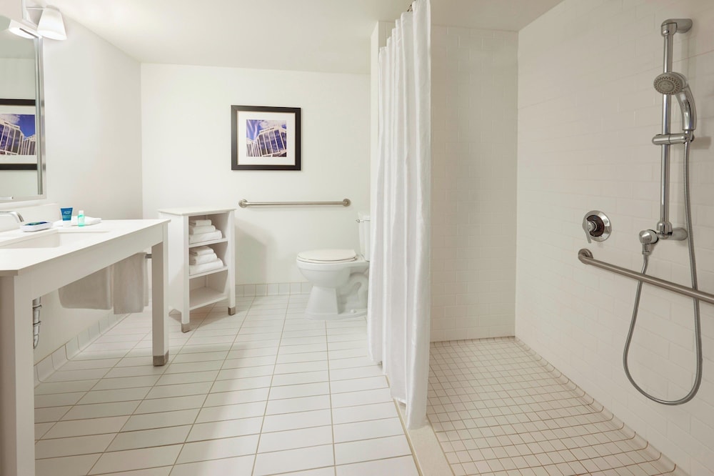 Executive Room, 1 King Bed thumbnail 6