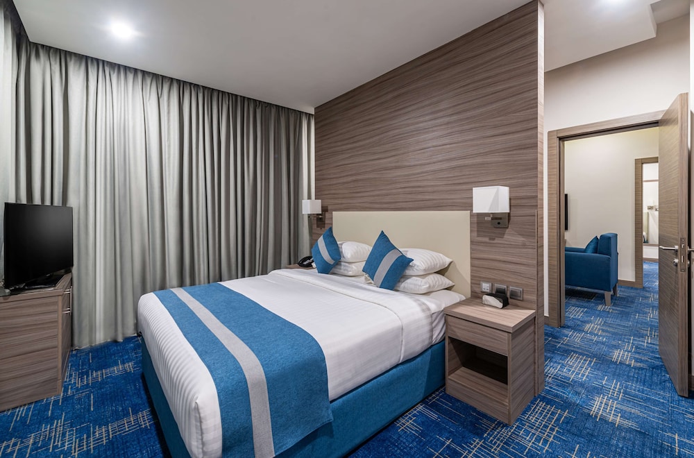 Junior Studio Suite, 1 King Bed, Non Smoking - Photo 3