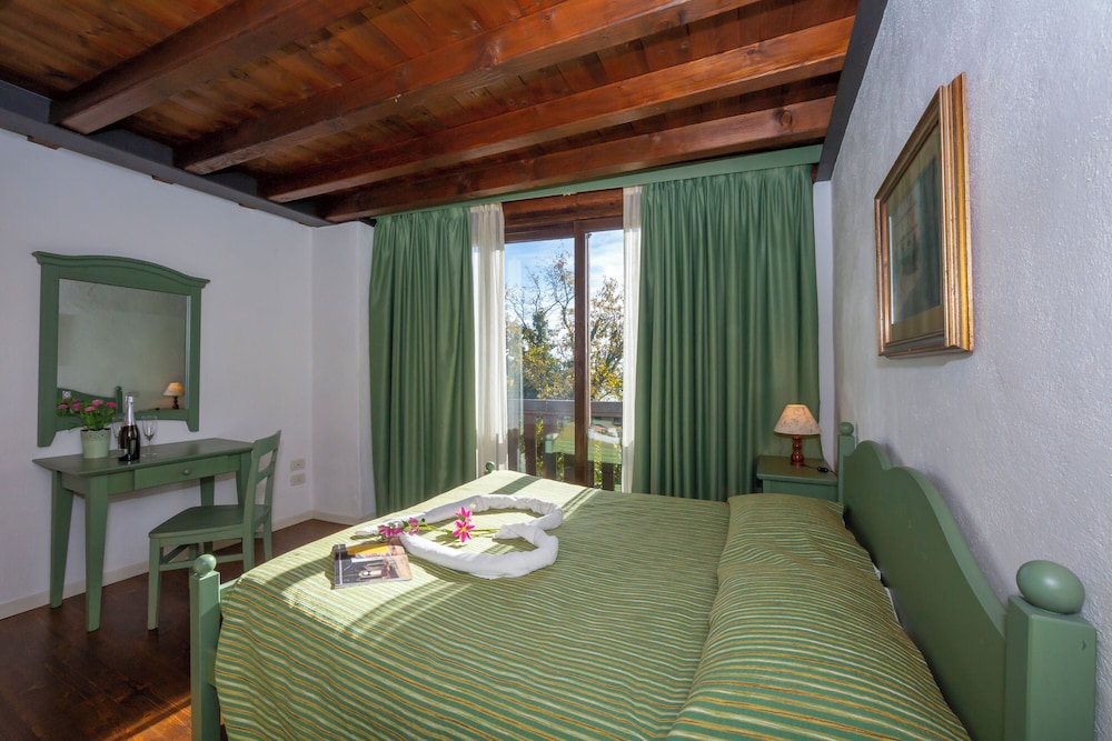Family Apartment, Multiple Bedrooms, Mountainside (Liano Mimosa -relax & priv parking) photo 2