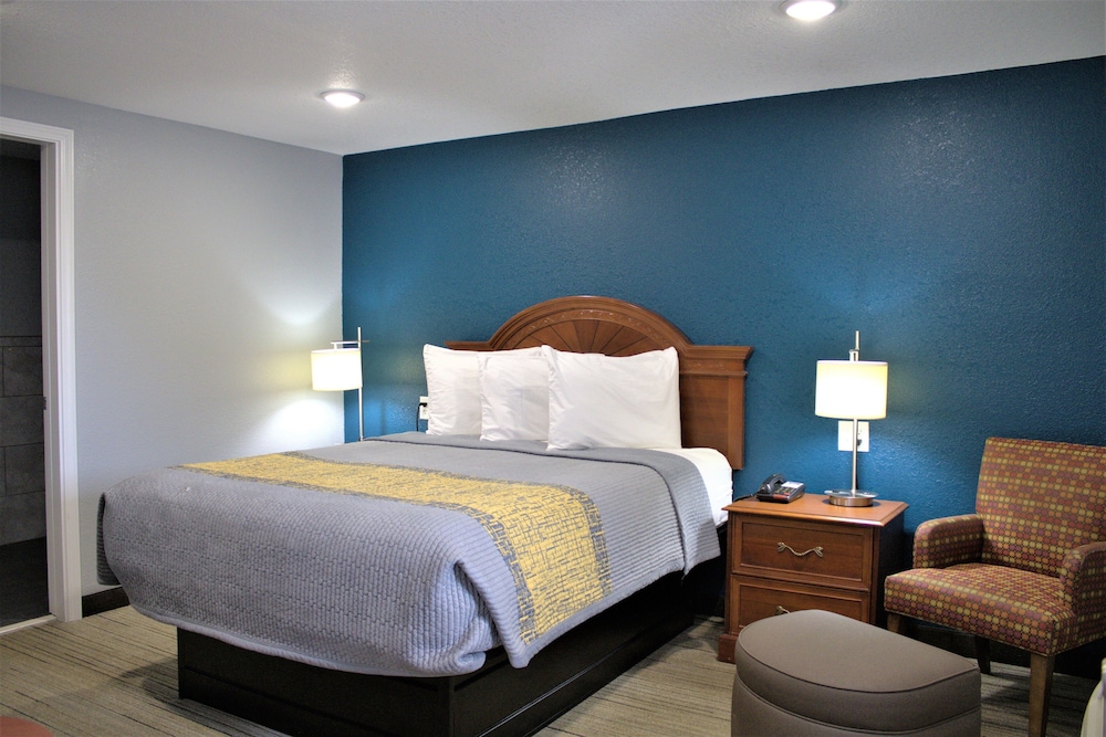 Deluxe Room, 1 Queen Bed photo 3