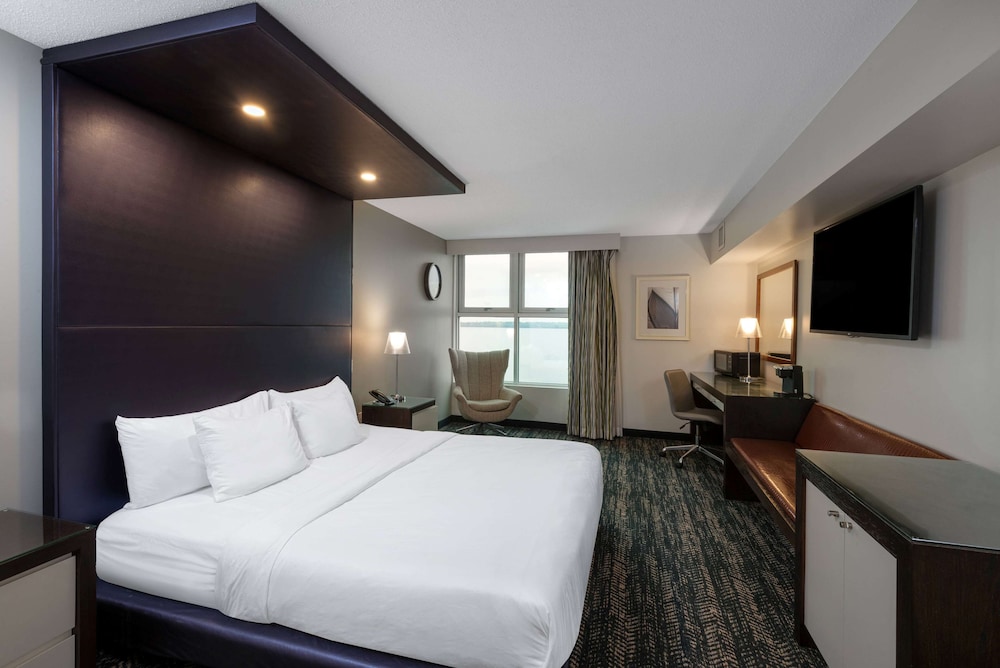 Room, 1 King Bed, Non Smoking (Lake Front View) - Photo 2