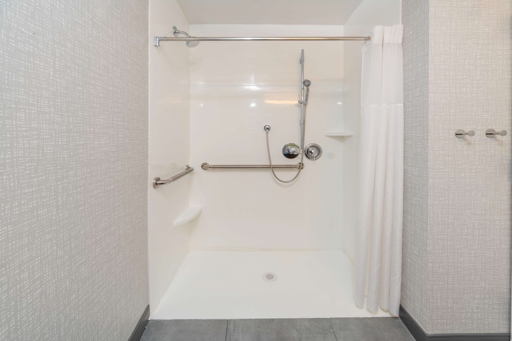 Room, 1 Queen Bed, Accessible - Photo 3