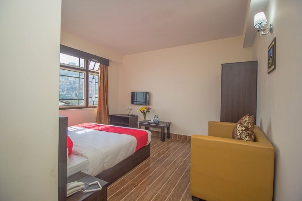 Superior Room, 1 King Bed, Smoking, Mountain View photo 2