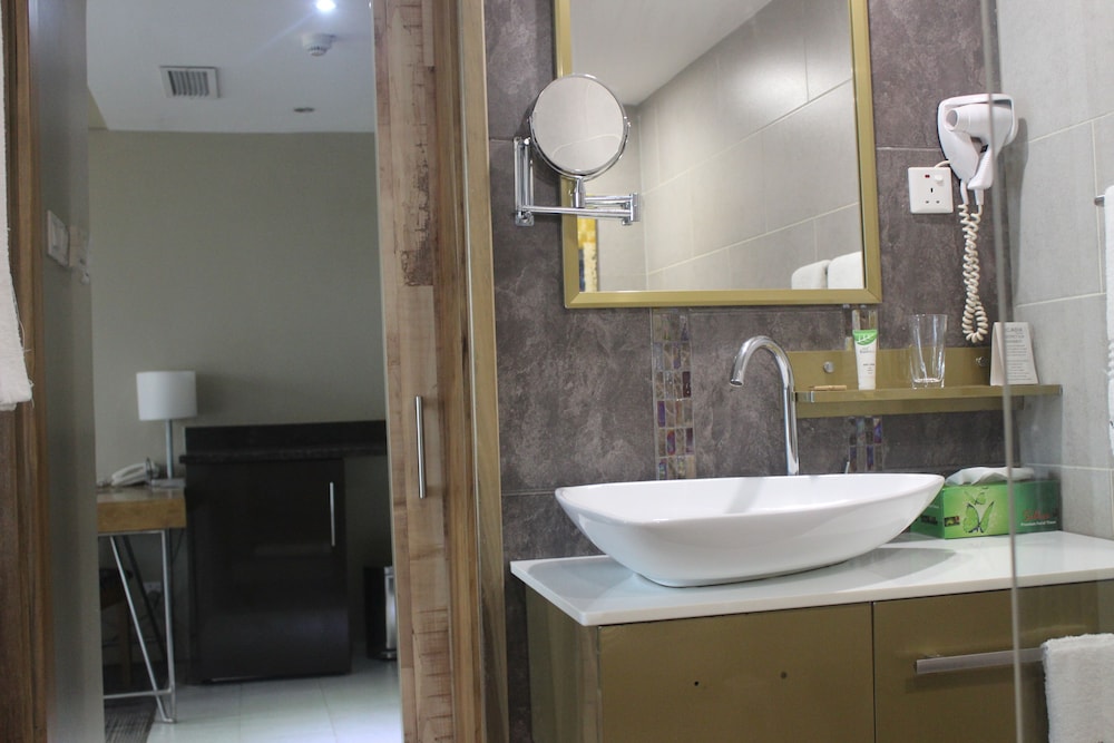 Deluxe King Suite photo 2