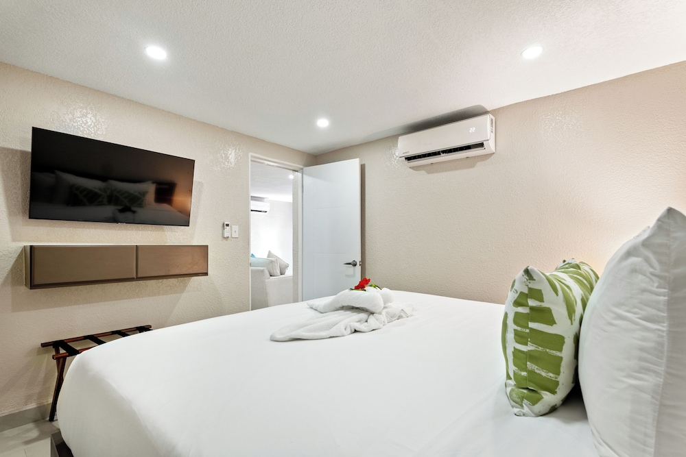 Suite, 2 Bedrooms, Courtyard View photo 2