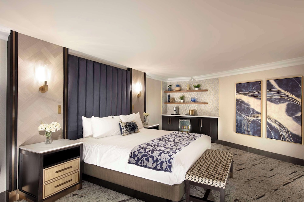 Grand Suite, 1 King Bed, Non Smoking, Refrigerator (Walk-in Shower) - Photo 3