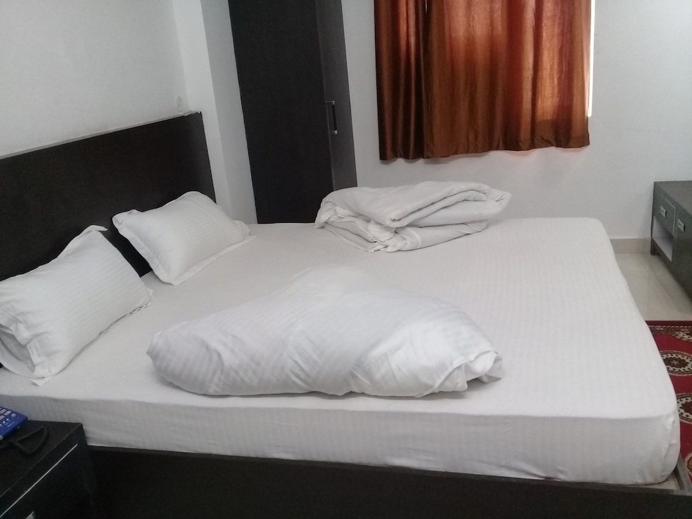 Deluxe Single Room, 1 Bedroom, Smoking, City View photo 3