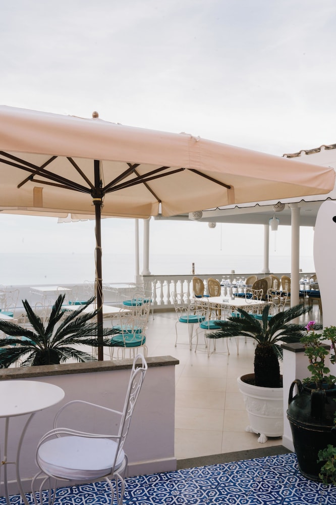 Deluxe Triple Room, 1 Bedroom, Sea View - Photo 3
