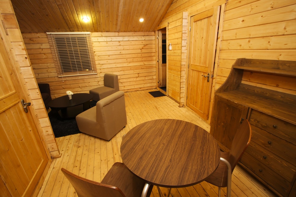 Medium Cabin photo 3