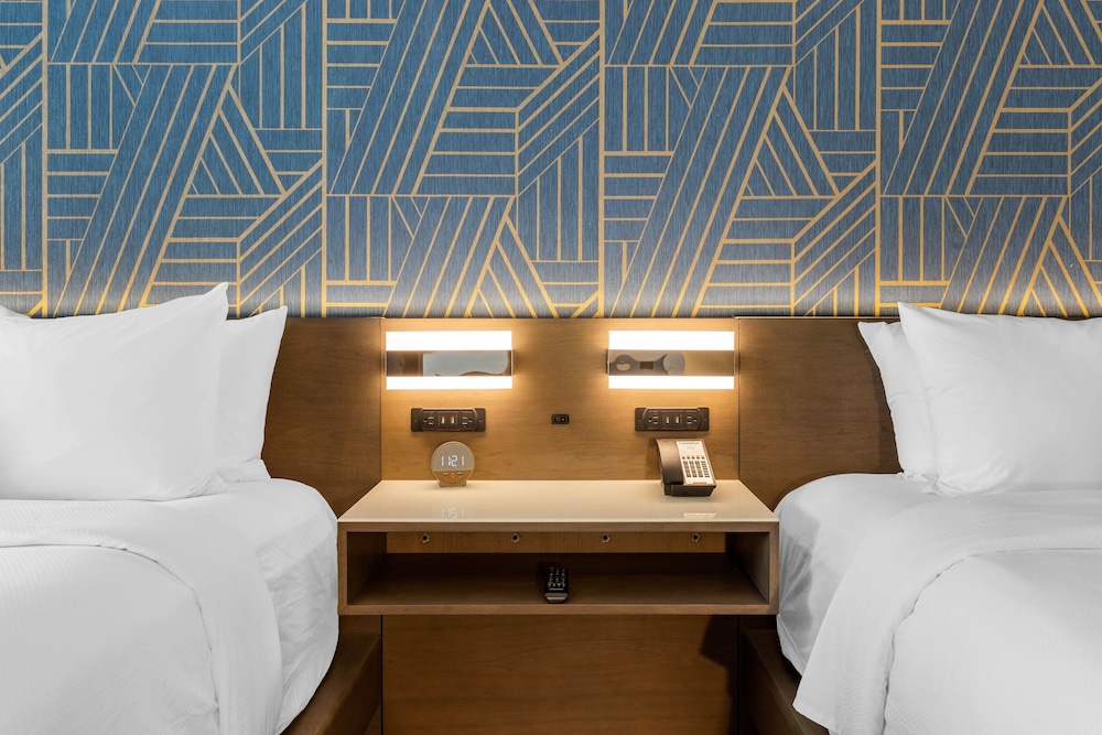 Premium Room, 2 Queen Beds, Corner - Photo 5