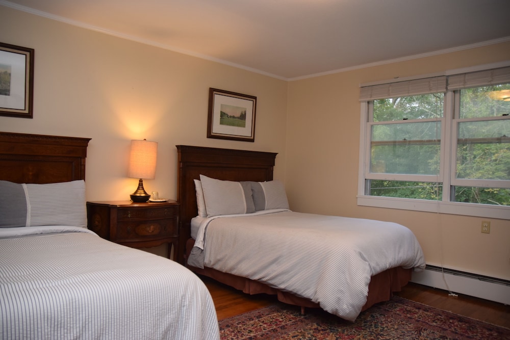 Standard Room, 2 Double Beds (No Pets) photo 3