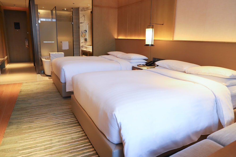 Club Room, 2 Double Beds - Photo 5