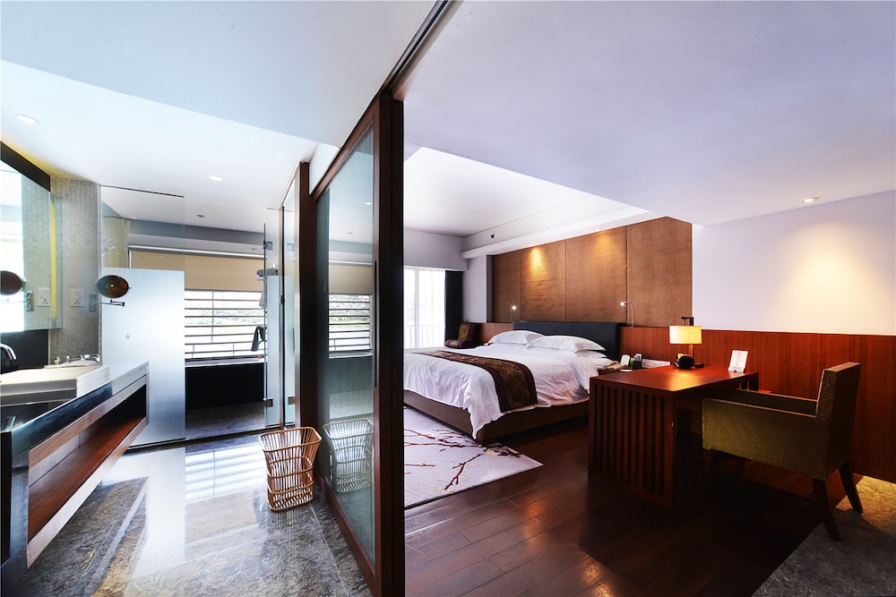 Standard Room, 1 King Bed, Lake View photo 2