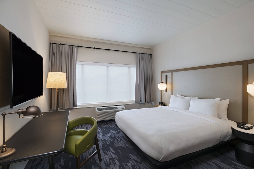 Suite, 1 King Bed with Sofa bed (Mobility/Hearing Accessible, Tub)