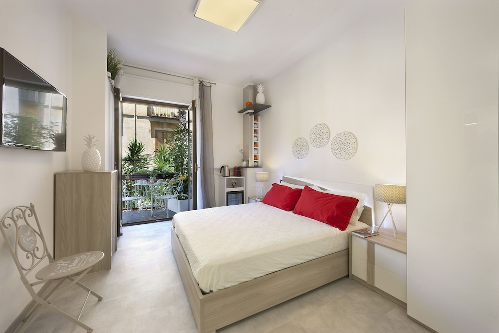 Room, 1 Queen Bed, Balcony, Courtyard View