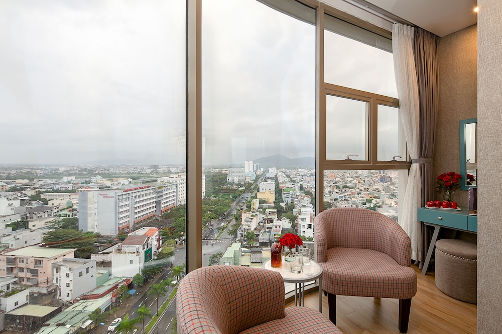 Junior Suite, 1 King Bed, City View - Photo 7