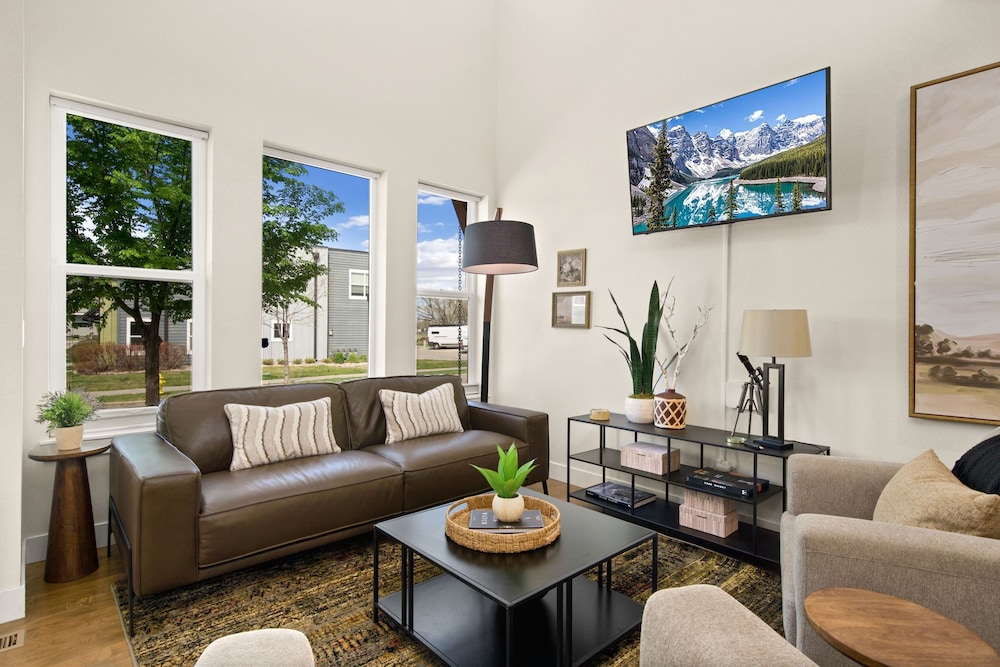 House, Multiple Beds, Patio, Mountain View (503 Cajetan Street)