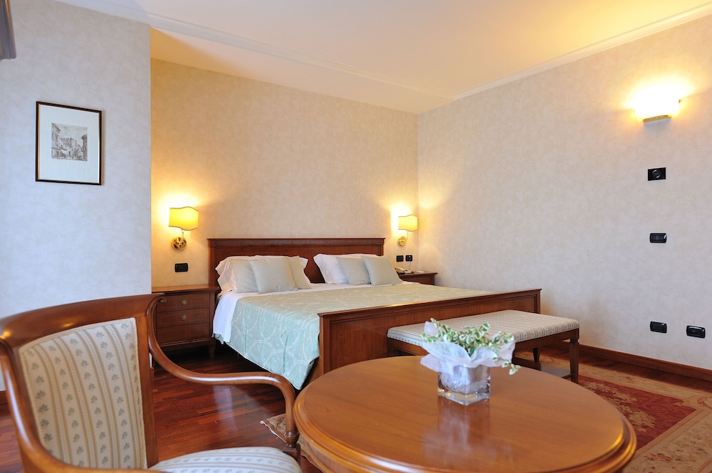 Junior Suite, 1 King Bed - Photo 5