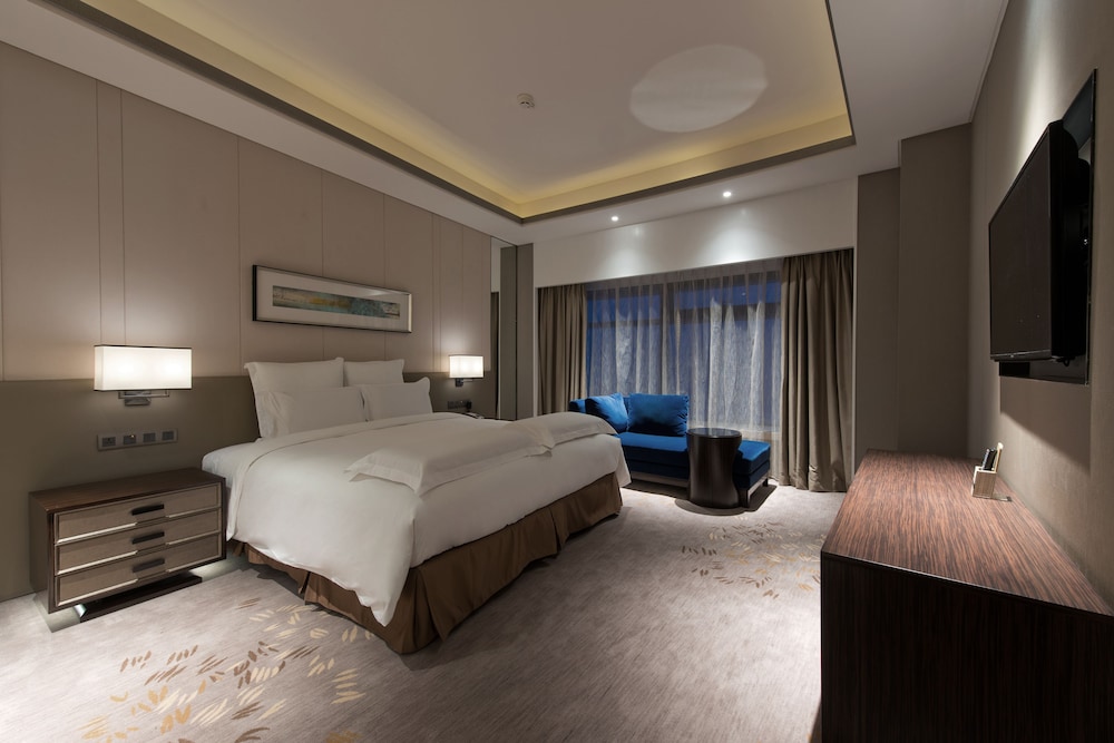 Deluxe Room, 1 King Bed, Club Lounge Access (Executive, High Floor) photo 3