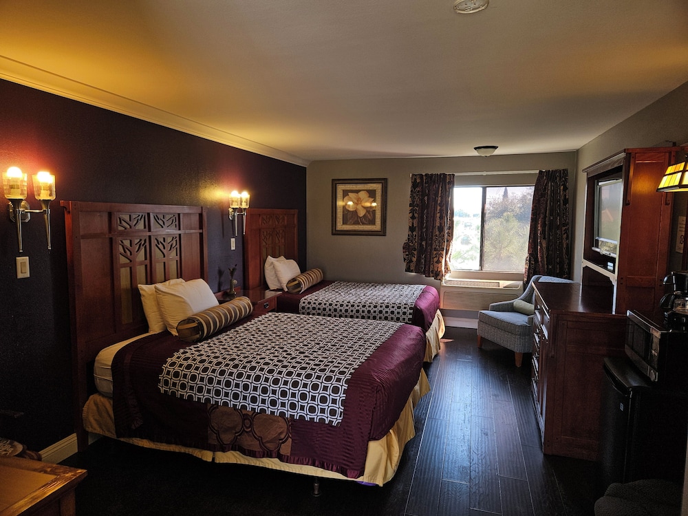 Standard Room, 2 Queen Beds photo 2