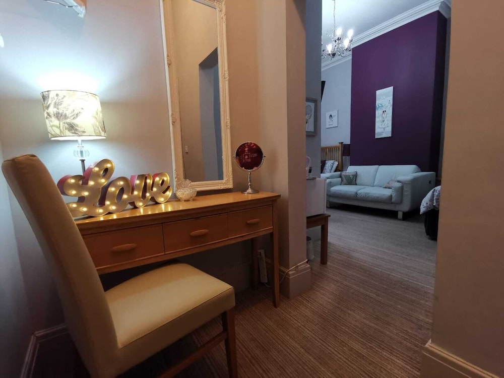 Twin Room 2 Small En Suite photo 2