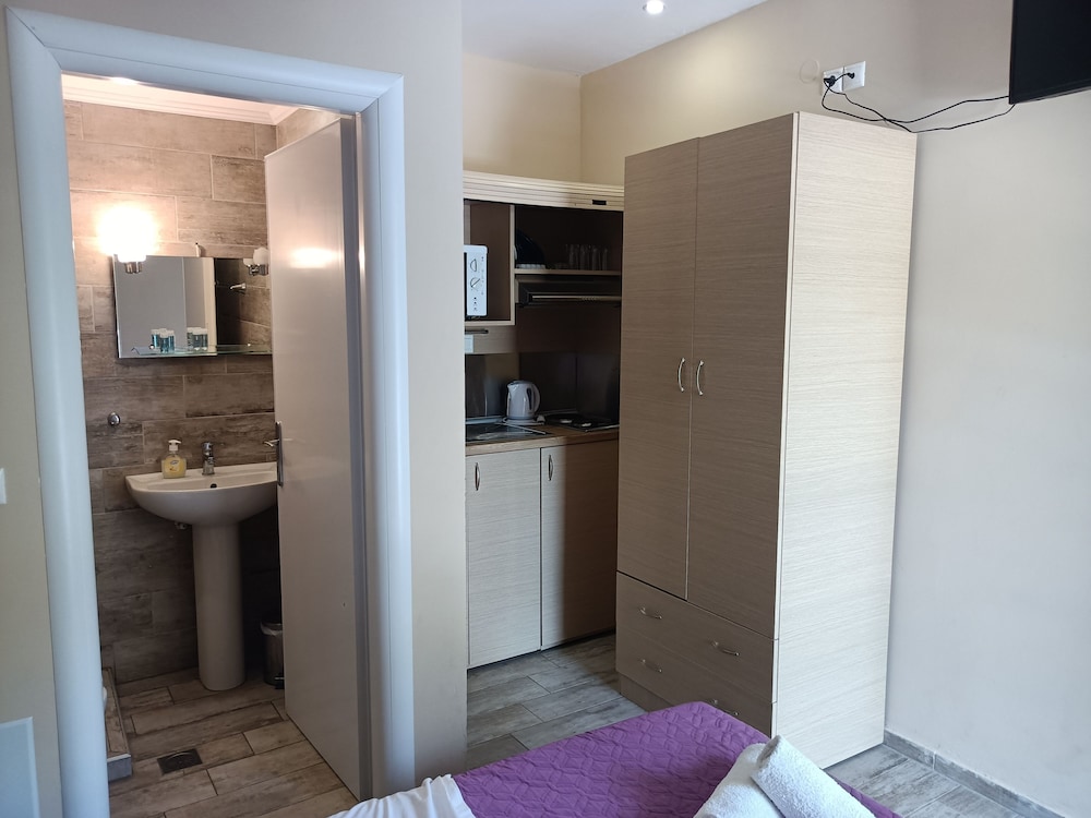 Double Bed Budget Studio photo 2
