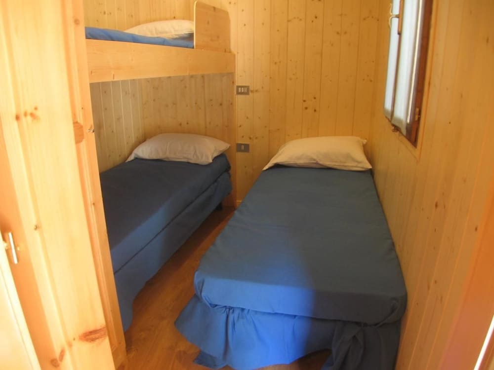 Chalet, 2 Bedrooms (S03) photo 2