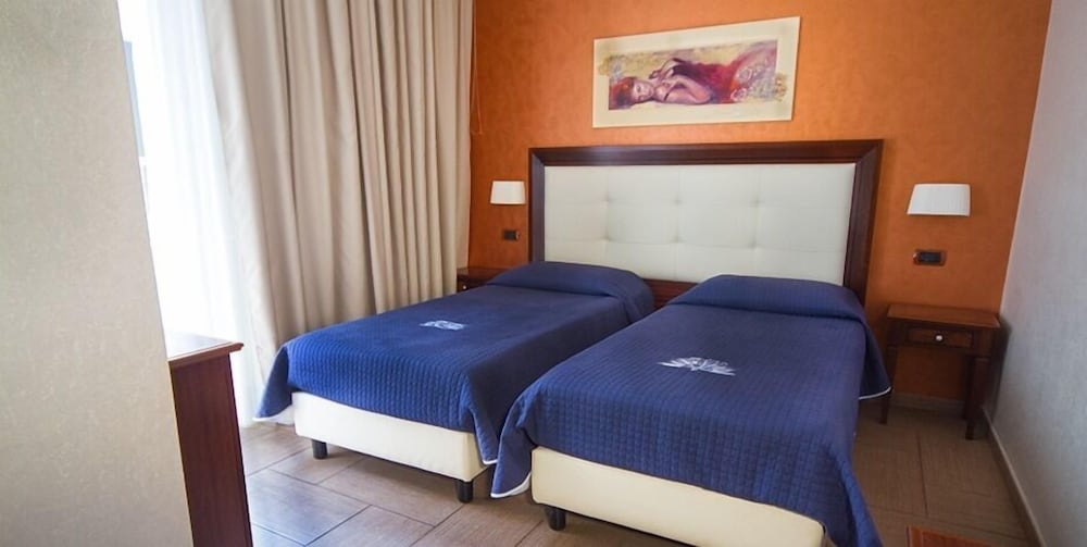 Classic Double or Twin Room, Accessible - Photo 3
