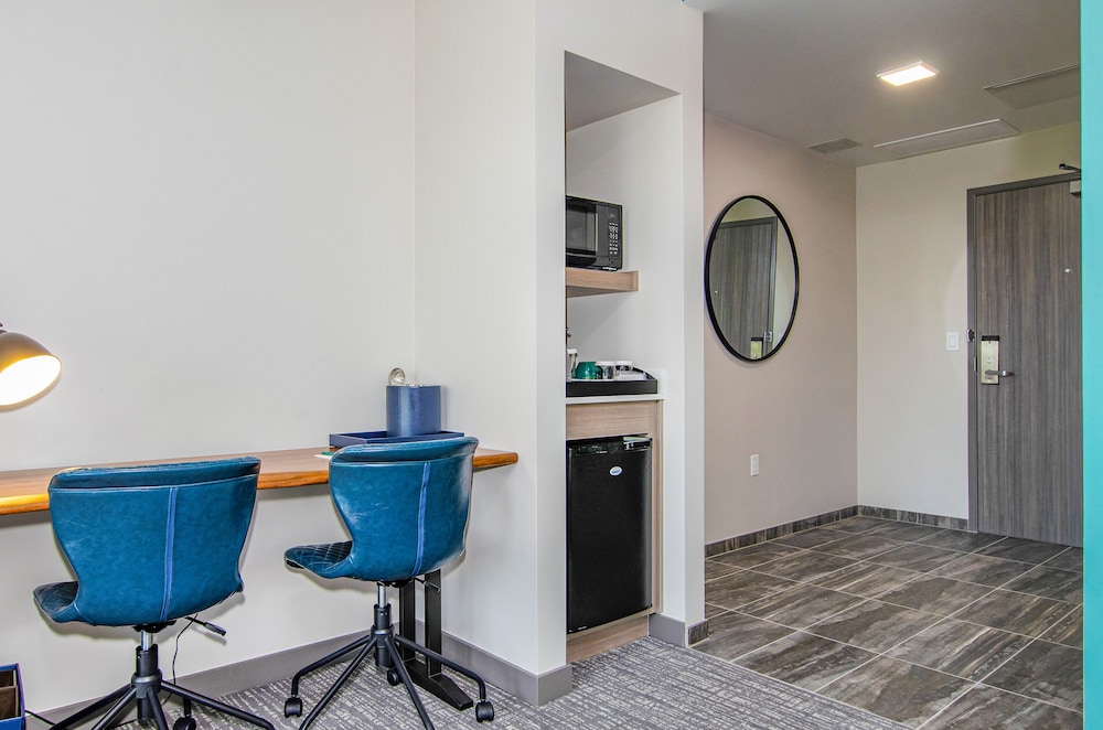 Standard Room, 2 Queen Beds (Deluxe 2 Queen - Shower Only)