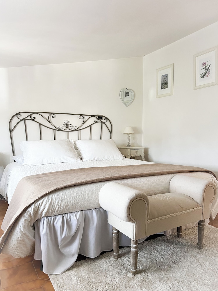 Deluxe Double Room, 1 Queen Bed, Private Bathroom, Garden View photo 1