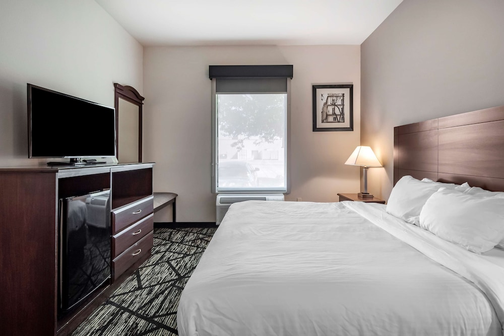 Suite, 1 King Bed, Accessible, Bathtub photo 2