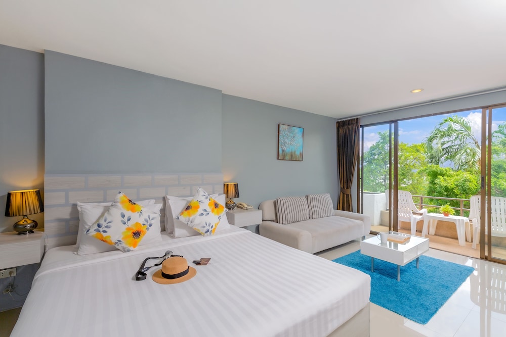 Grand Deluxe with Pool View - Photo 3